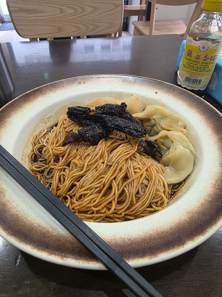 conecowanwan's tweet photo. https://t.co/9fbxYmfu3R
善は急げで飯田橋のThe Bao Factory行ってきた！葱油拌麺にワンタン3個ついたやつ（麺大盛り）。とびっ子と海老のワンタンと肉のワンタンにびしゃっと鎮江香酢かけると葱油拌麺も味変になっていい感じ。麺も好きなタイプ。細くてボソッとパサッと感があるというか https://t.co/cZbsa2crgx