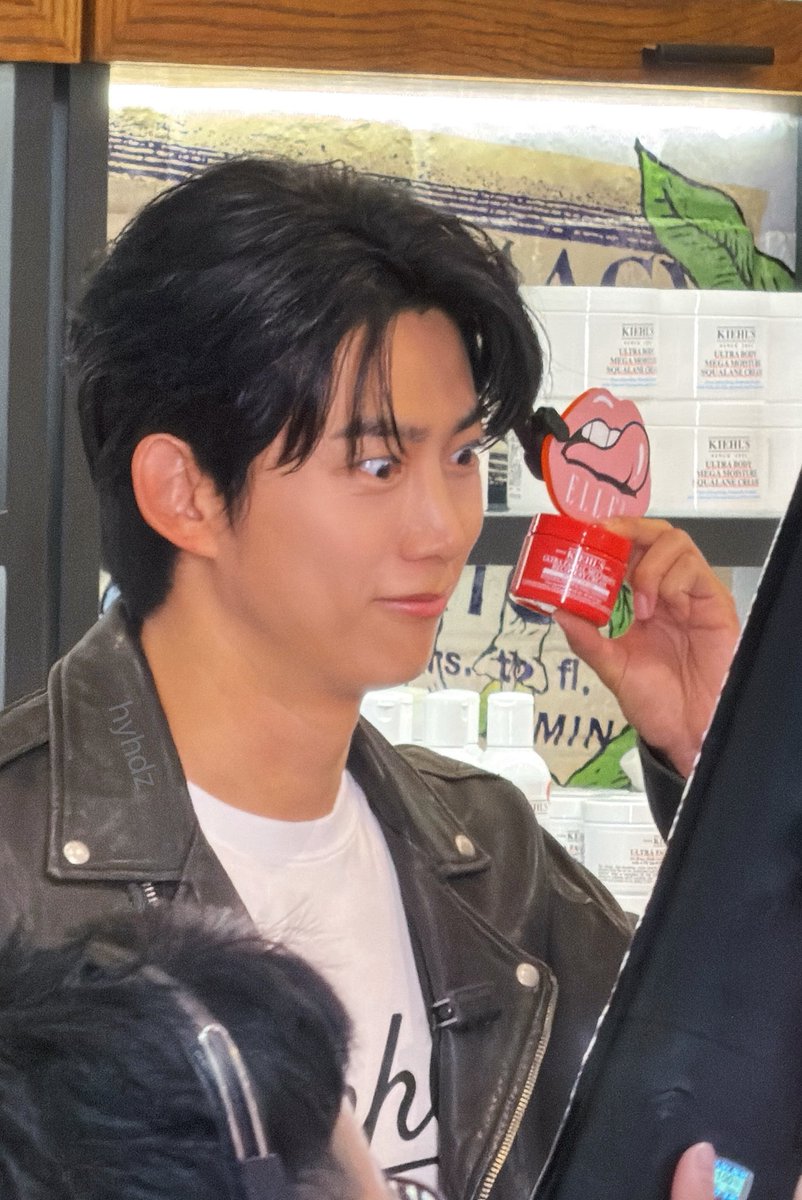 我的偶像說他不太會自拍：
내 아이돌이 셀카를 잘 못 찍는대：

#2pm #옥택연 #oktaecyeon #玉澤演