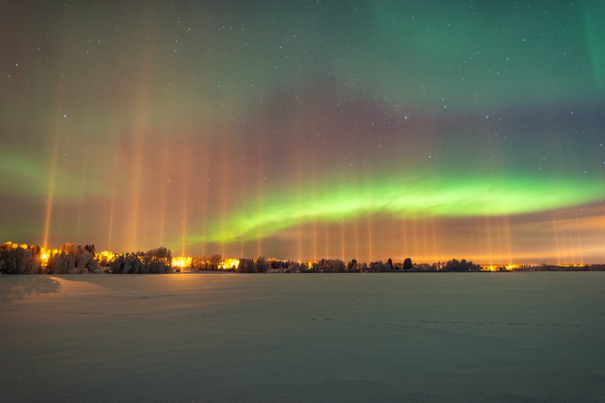Jariy's tweet photo. Toinen ehkä parempi potretti viime yöltä. #northernlights #revontulet #lightpillars https://t.co/a94JWoUoup