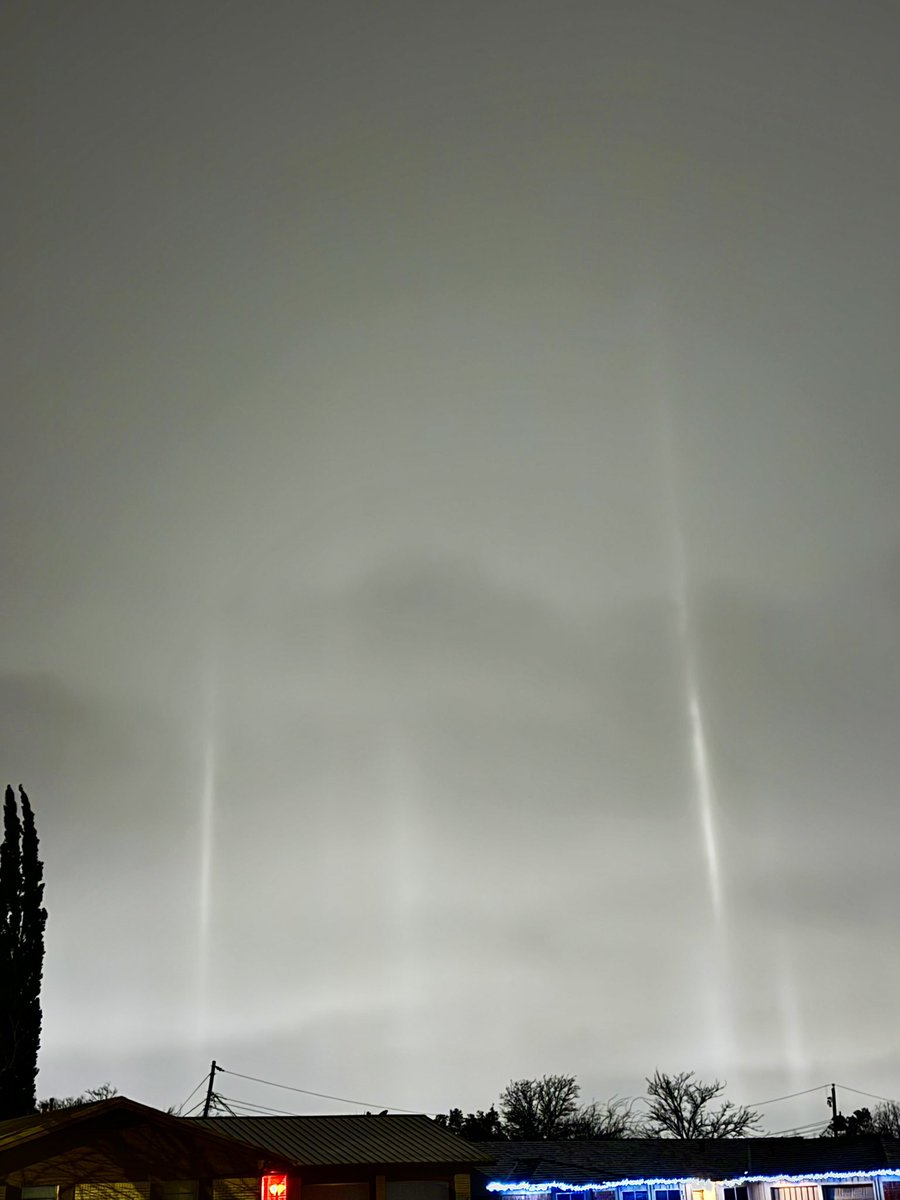 1WXRoderick's tweet photo. First time ever seeing Light pillars or Ice pillars over Big Spring, TX. #lightpillars #icepillars #txwx #WinterStorm2026 #WinterStorm https://t.co/CucayFjCmy