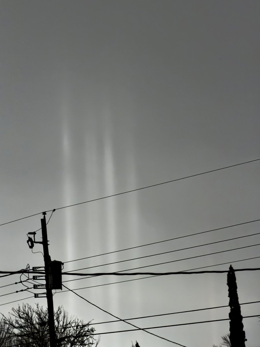 1WXRoderick's tweet photo. First time ever seeing Light pillars or Ice pillars over Big Spring, TX. #lightpillars #icepillars #txwx #WinterStorm2026 #WinterStorm https://t.co/CucayFjCmy
