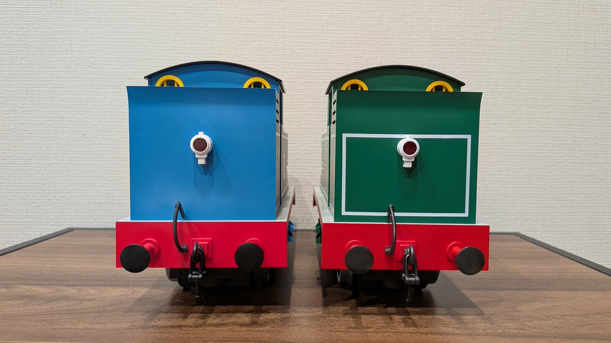 通常のトーマスと並べて。ちなみにシリアルナンバーはトーマス+アニー