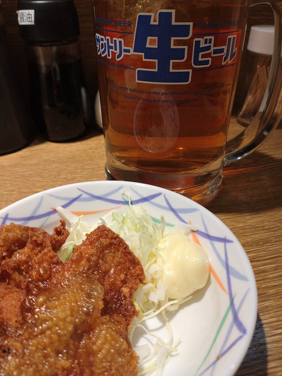 本日は風と気温は冬だけど陽射しと空の感じとから春になる変わり目や。自分的には良い空気感で⭕。ジンソーダ、ウーロンハイ、鶏皮揚が軽めランチ。