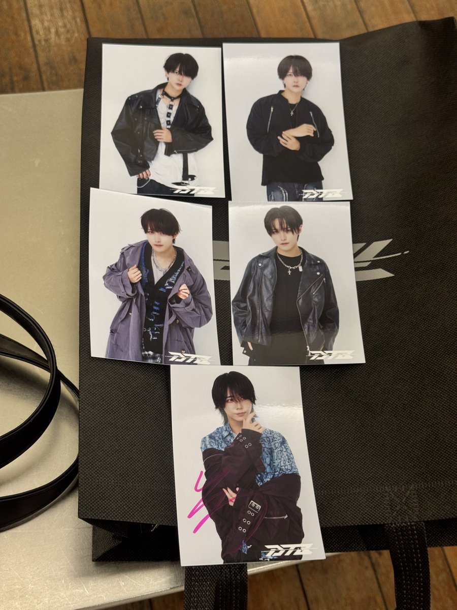 cookie_I7's tweet photo. DTB グッズ 交換

譲）ブロマイド ❤️ 💜 各2 🩷(サ有) 1
クリアポーチ  💜 1
アクスタ 🩷 ❤️ 各1

求） 💚 or 定価

本日の取引希望です。
サインは纏めての方優先させていただきます。
お気軽にお声がけ下さい！ https://t.co/XphwxxEayg