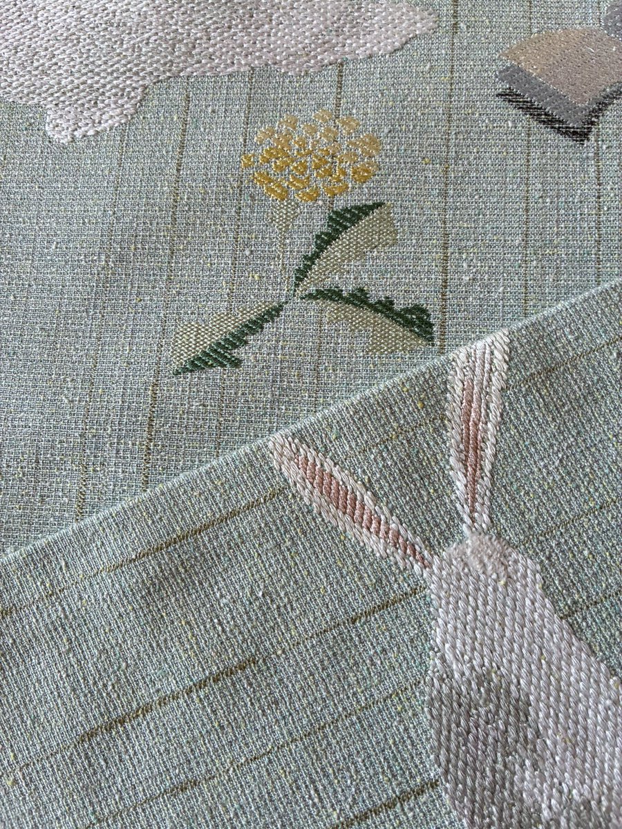 あっかんべ〜
してる？白うさぎさん
それにはワケがある　笑
春が待ち遠しいかあいらしい帯
入荷しています。
初屋のステキなキモノや帯たち
2/27.28.3/1
自由が丘・奥沢　読書空間みかもにて。

#着物好き
#うさぎの帯