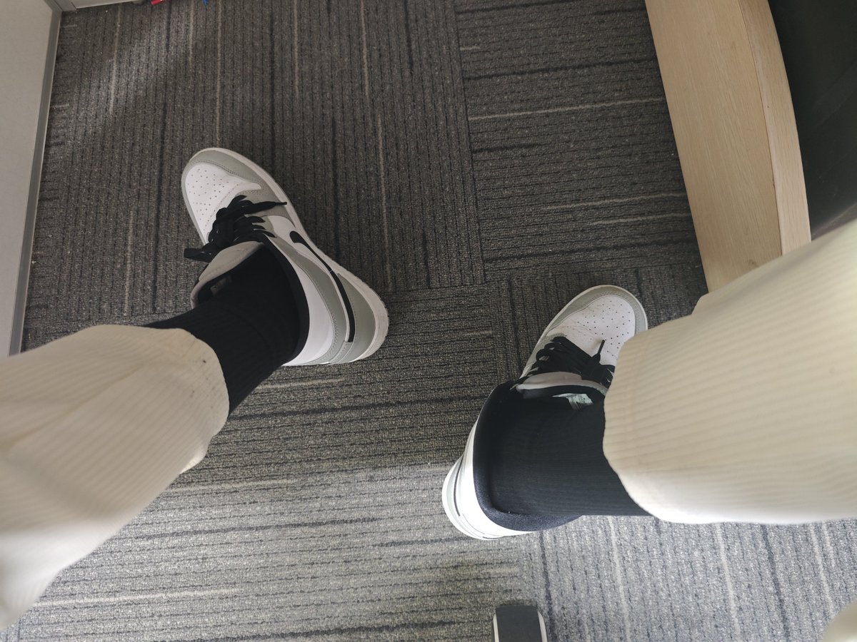 chengcheng15172's tweet photo. 下班，待会把骚逼定制的黑袜塞他们嘴里 https://t.co/5i5j9StYqV