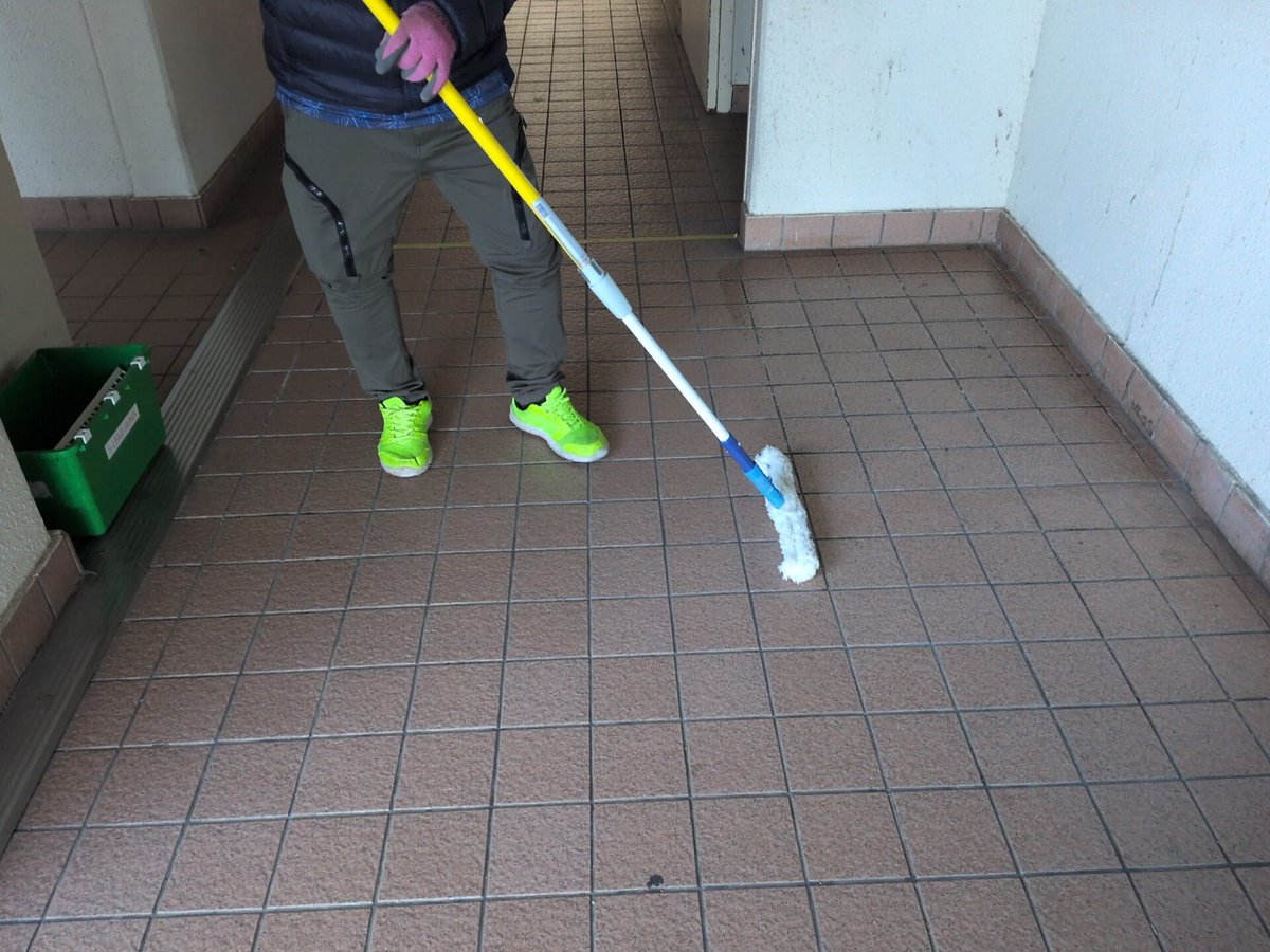 sleadjapan's tweet photo. 市営住宅のEV前の滑り止め施工！
濡れても滑��なくなり、安全になりました。 https://t.co/lClnRkxnx8