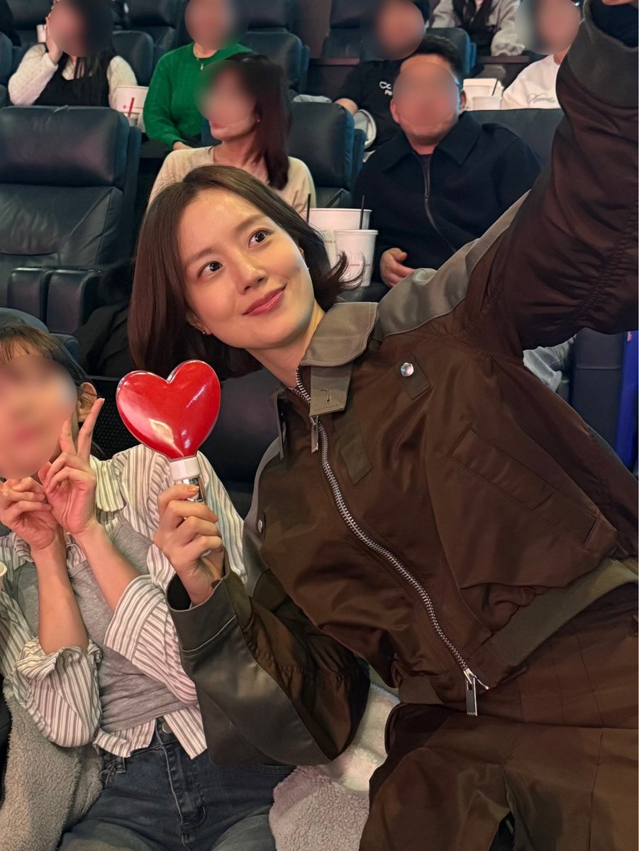 lotte_ent's tweet photo. 올 겨울 추위를 날려버릴
웃음 폭탄 주의보🤣🤣 
#하트맨 2주차 주말 무대인사 𝑺𝑻𝑨𝑹𝑻💨

하트X웃음 200%! <하트맨>이 궁금하다면?
🔗지금 프로필 링크에서 무대인사 예매! https://t.co/4aOajhMTRq