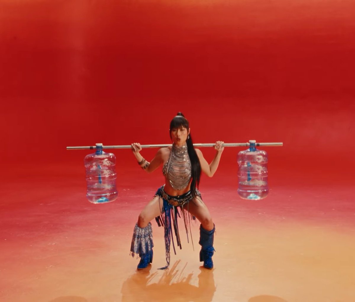 "kalo gak ada cowok siapa yang ngangkat galon?"
Chill we have Christy