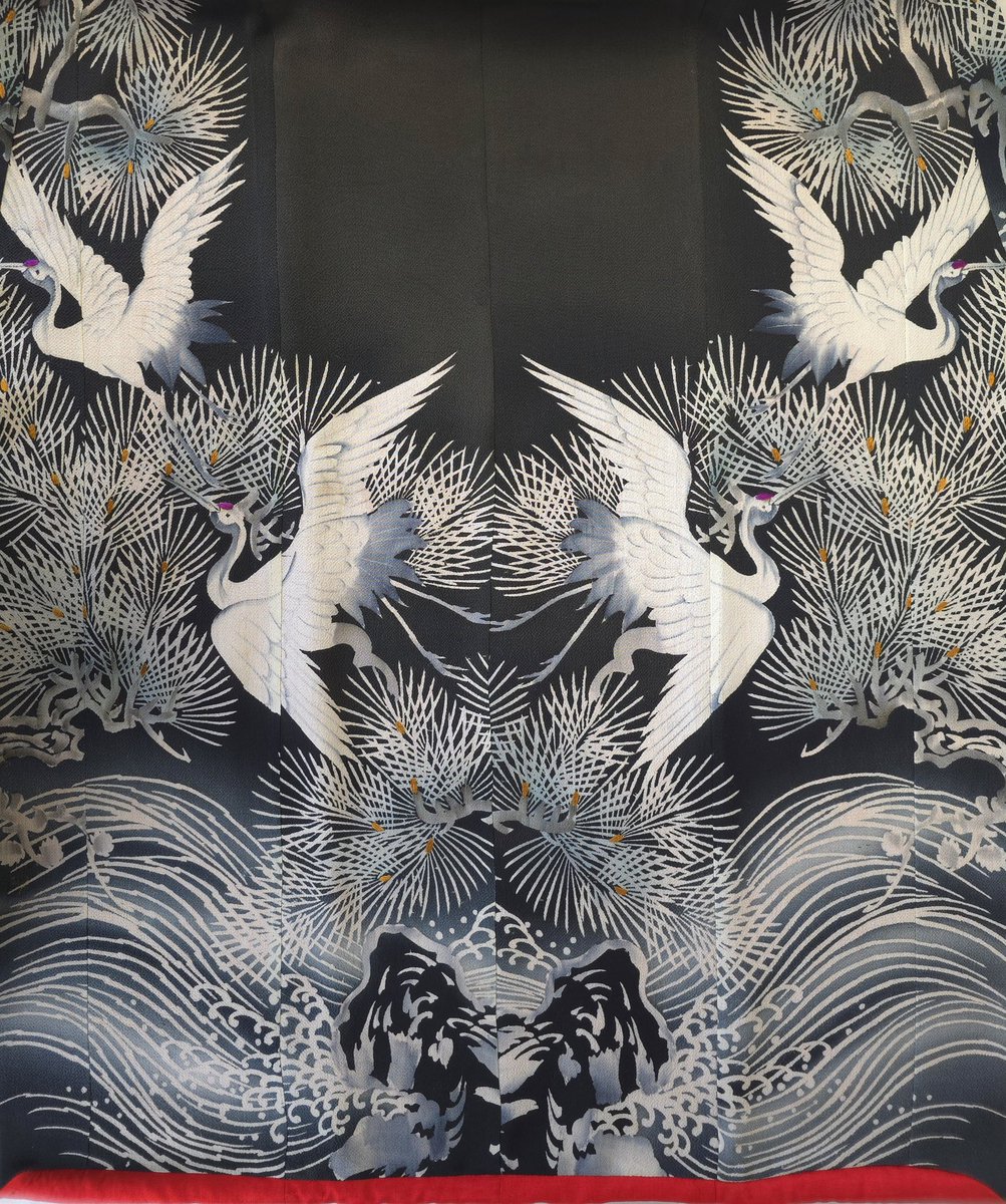 rangetsu3's tweet image. 打掛です。
100年近く前のアンティーク着物なので
地の黒が色褪せしてアンティーク感が漂ってます。