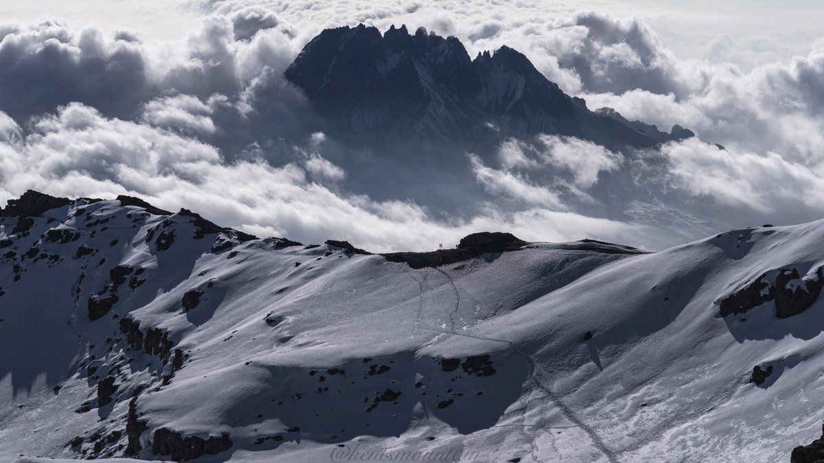 #魅力のある白を見せてください見た人全員強制
雨季が到来したKilimanjaro, Mawenzi (5,149m)