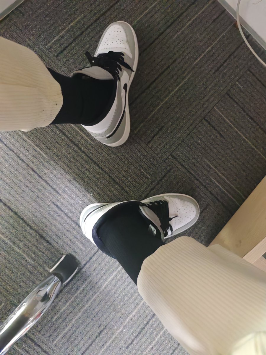 chengcheng15172's tweet photo. 下班，待会把骚逼定制的黑袜塞他们嘴里 https://t.co/5i5j9StYqV