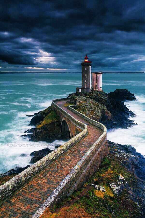 Al final del camino 
te espera el faro 
que orientará 
tus sueños.