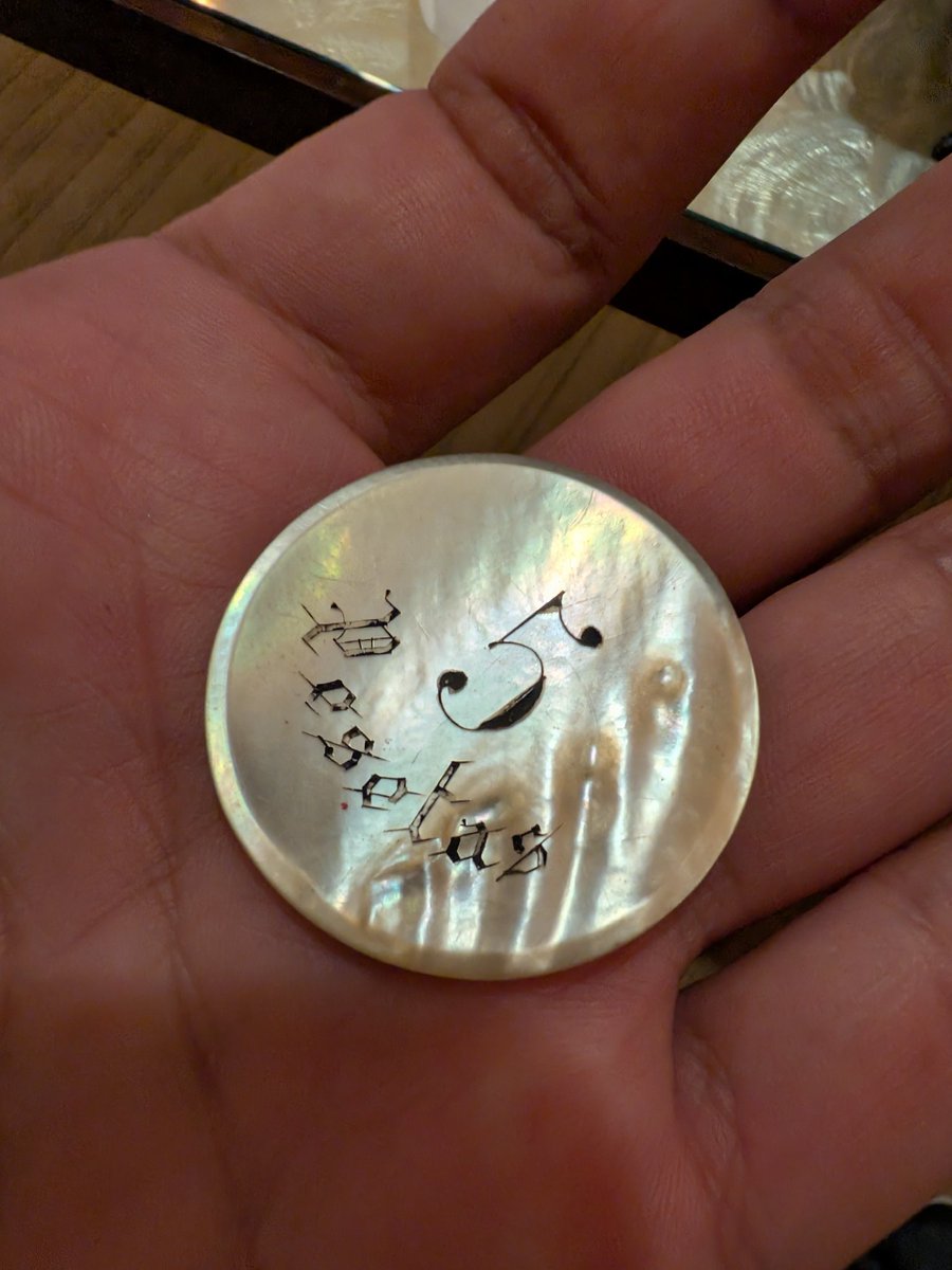 今日の午前はお世話になっている コイン商さんへ行き地金以下で 金貨を数百万円購入し、 午後は上野の寛永寺のコインの イベントへ行ってきました♪  今日は1日コイン漬けです😊 写真は100年以上前のスペインで 使用されていたカジノのトークンです🐚 貝のトークンとか ...