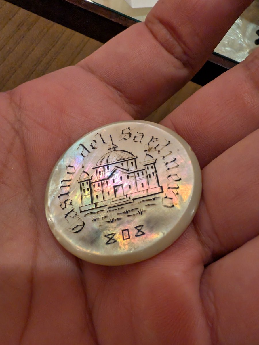 今日の午前はお世話になっている コイン商さんへ行き地金以下で 金貨を数百万円購入し、 午後は上野の寛永寺のコインの イベントへ行ってきました♪  今日は1日コイン漬けです😊 写真は100年以上前のスペインで 使用されていたカジノのトークンです🐚 貝のトークンとか ...