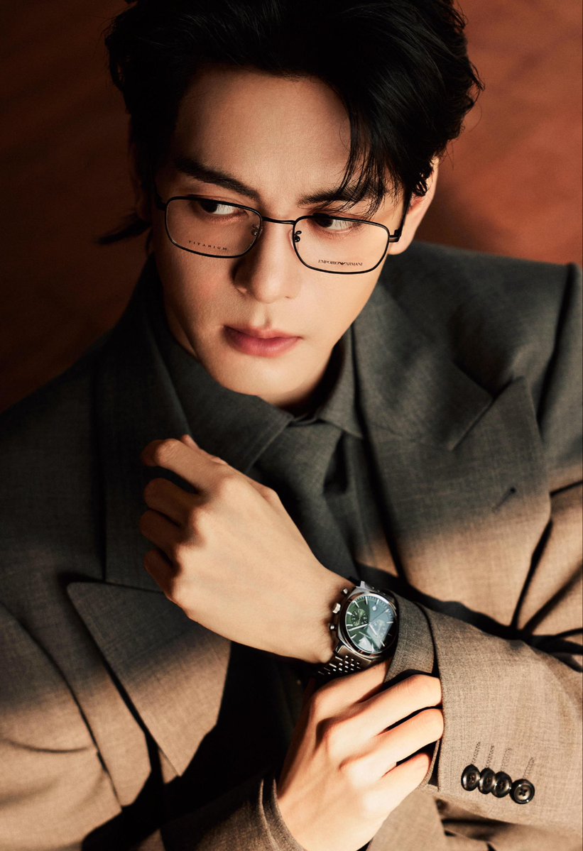 zsxarchives's tweet image. 📸 2026.01.24 #ZengShunxi Studio Update 

#ZengShunxi appears at the opening of the Emporio Armani x Dr. Glasses pop-up store, wearing the Emporio Armani Spring/Summer 2026 Menswear Collection, paired with the Emporio Armani Titanium Optical Frame EA1188TD 3001 and the Emporio…