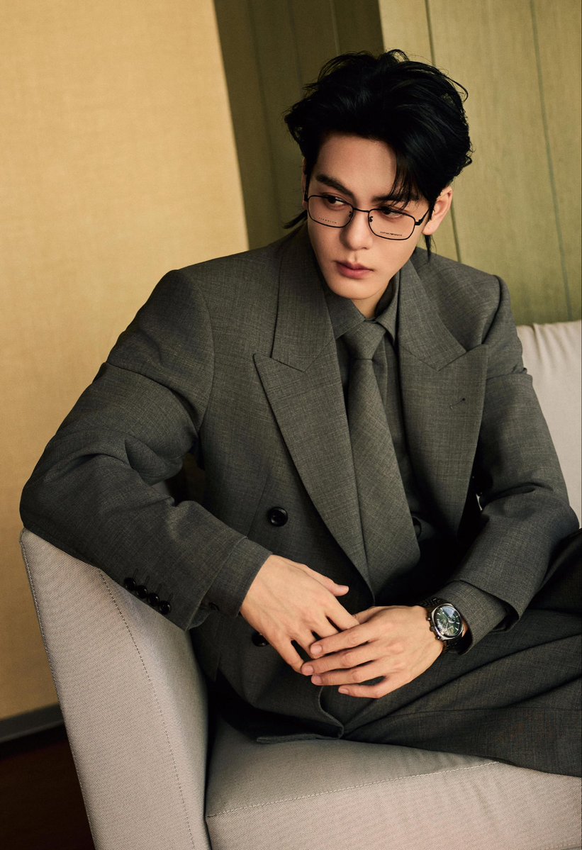 zsxarchives's tweet image. 📸 2026.01.24 #ZengShunxi Studio Update 

#ZengShunxi appears at the opening of the Emporio Armani x Dr. Glasses pop-up store, wearing the Emporio Armani Spring/Summer 2026 Menswear Collection, paired with the Emporio Armani Titanium Optical Frame EA1188TD 3001 and the Emporio…