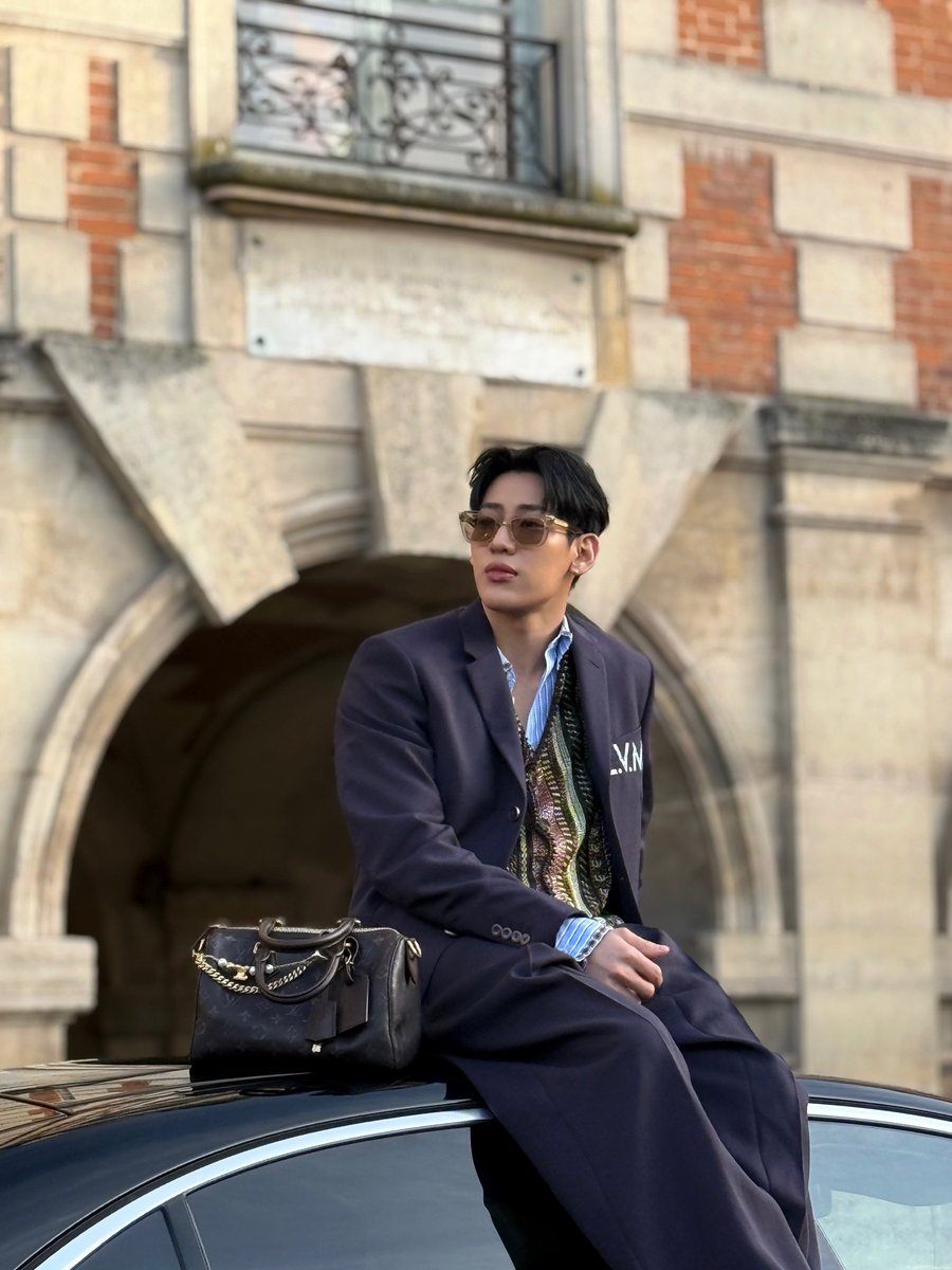 BAMBAMxBAMMIE's tweet image. 𝗟𝗩𝗠𝗲𝗻𝗙𝗪𝟮𝟲

#BamBam #뱀뱀
#LVMenFW26 #LouisVuitton 
#BamBamxLVMenFW26
@BamBam1A @LouisVuitton