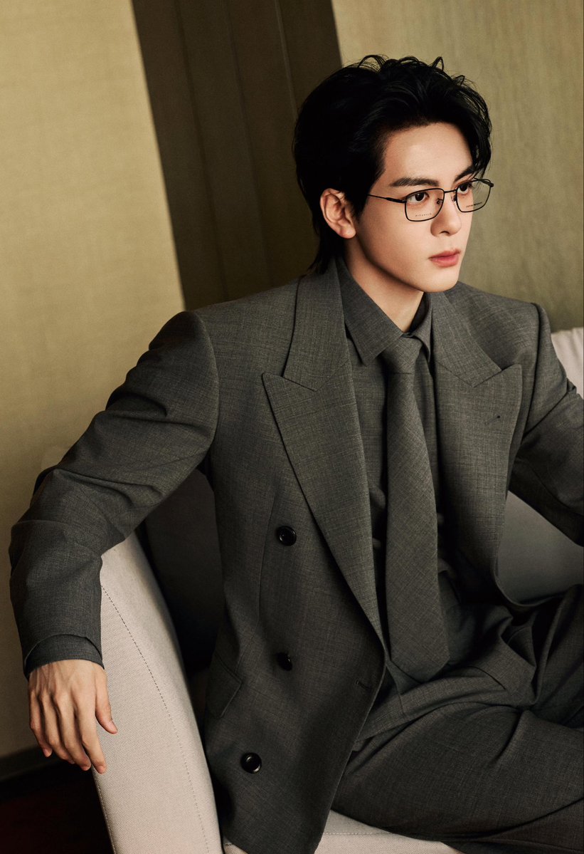 zsxarchives's tweet image. 📸 2026.01.24 #ZengShunxi Studio Update 

#ZengShunxi appears at the opening of the Emporio Armani x Dr. Glasses pop-up store, wearing the Emporio Armani Spring/Summer 2026 Menswear Collection, paired with the Emporio Armani Titanium Optical Frame EA1188TD 3001 and the Emporio…