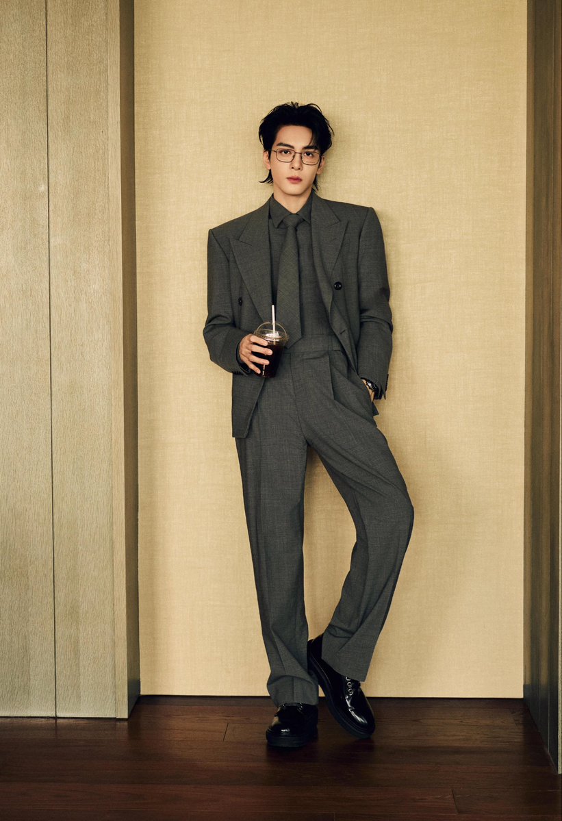 zsxarchives's tweet image. 2026.01.24 #ZengShunxi Studio Update 

#ZengShunxi appears at the opening of the Emporio Armani x Dr. Glasses pop-up store, wearing the Emporio Armani Spring/Summer 2026 Menswear Collection, paired with the Emporio Armani Titanium Optical Frame EA1188TD 3001 and the Emporio…