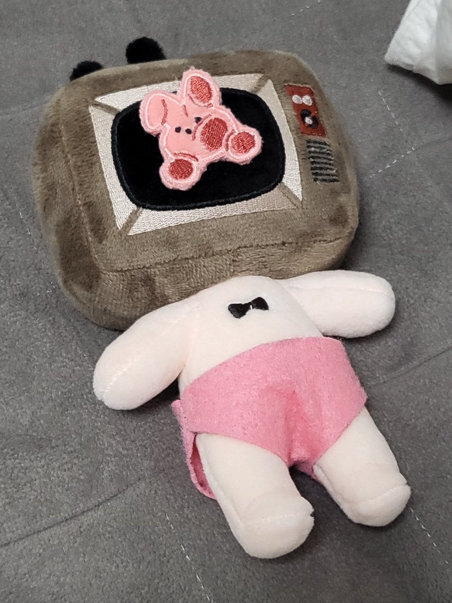 앗 머리 모양 잡아보려고 주물거리다 생각나서 재고판매 확인하러 왔는데 이미 지나가버림...
쩔수없다 당분간 분홍빤스 더 입고계세요...