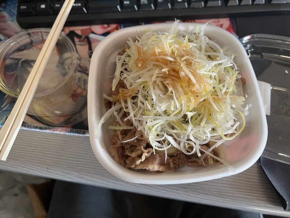 Onassy0106's tweet photo. 白髪ネギ牛丼にトッピングで白髪ネギ追加して白髪ネギ王国建国した https://t.co/t7gJofoTfO