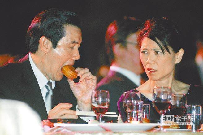 pncilca2's tweet image. 我的眼神給出去了，我的身體形成了一個X型，什麼叫X型，我的眼神往這裡，身體是往這裡形成交叉型