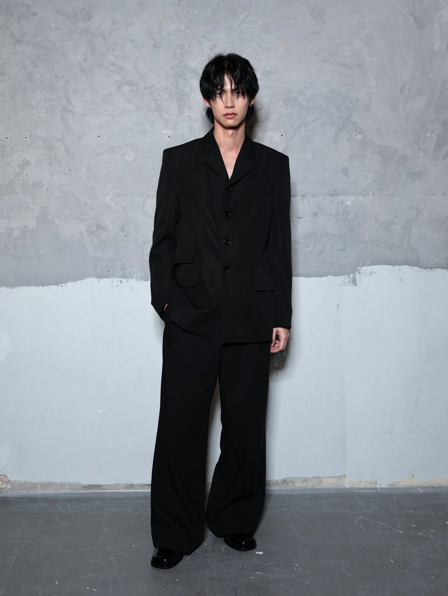 ฉลาดเลือกชุดนะ เป็นชุดที่สามารถใส่ได้ในชีวิตจริงๆ
หลายล้านคนเห็นนายแบบใส่แล้วคงอยากซื้อมาใส่
น้อยแต่มาก
เรียบแต่โก้
มีสไตส์กลิ่นอายหนุ่มเจ้าเสน่ห์
เท่และมีเทส
BRIGHT AT PFW26
#AmiFW26xBRIGHT
#AmiParisXBRIGHT
#AmiFW26 
#AmiParis
<a href="/bbrightvc/">bright</a> 
<a href="/amiparis/">Ami Paris</a>