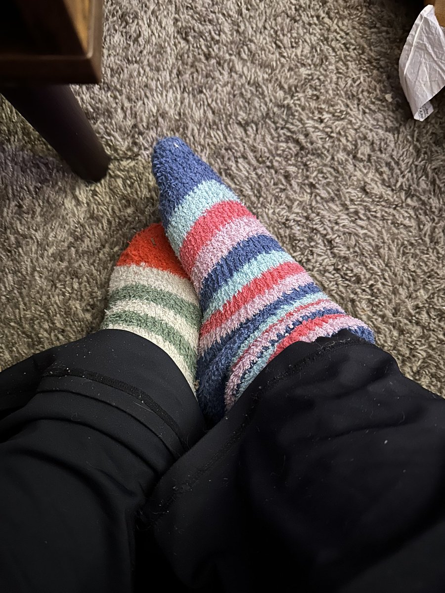 ursecretginger's tweet photo. Cozy socks to keep me warm in this crazy winter storm rolling in 🥰 #feetworshi̇p https://t.co/9LXeP7nj62