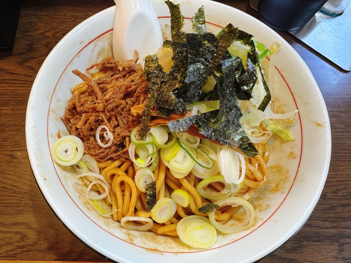 徒歩30秒の名店2回目 今回はB麺(油そば)
かなり良かったです
近いと窓から見て並んでないタイミング狙って行けるから良い

📍麺舗 十六