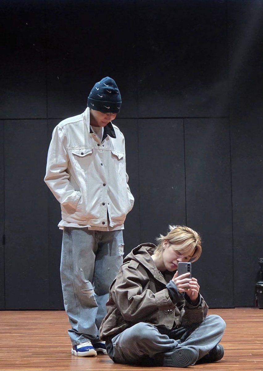 seokjinbit's tweet image. JIMIN AND HOSEOK MIRROR SELCA AT THE PRACTICE ROOM WORHWOEGEELEE