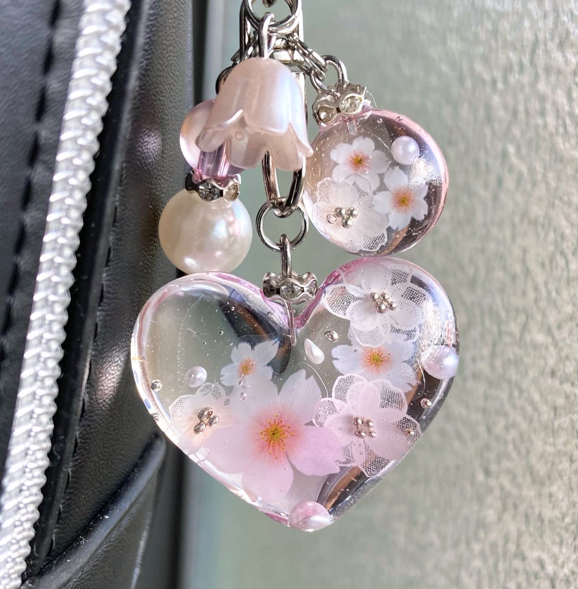 リバーシブルのハート桜バッグチャームできました🌸

#レジン  #ハンドメイド #バッグチャーム #桜