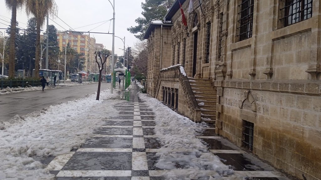 📍Atatürk Bulvarı ❄️

Park ve Bahçeler Dairesi  Başkanlığına bağlı ekiplerimiz;👷🚧👷

Yayaların güvenliği ve ulaşımı için kar temizleme çalışmalarını hız kesmeden sürdürmektedir.

<a href="/sanliurfabld/">Şanlıurfa Büyükşehir 🇹🇷</a> 
<a href="/halilaldeniz_/">Halil Aldeniz</a> 
<a href="/Tuba_Yaygin/">Tuba Yaygın</a> 
<a href="/sukrukaracads/">şükrü karaca</a>