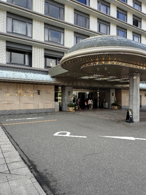 bigone3012's tweet photo. 初詣は今年も宿から近い和気清麻呂公の護王神社へ。おみくじは大吉。「心を正直に 行いを慎み 人を慈しみ助け 信心怠りなく」何事にも励んでいきたいと思う。
#初詣　#和気清麻呂　#護王神社　#京都ブライトンホテル　#京都 https://t.co/IrTUdgiHQi