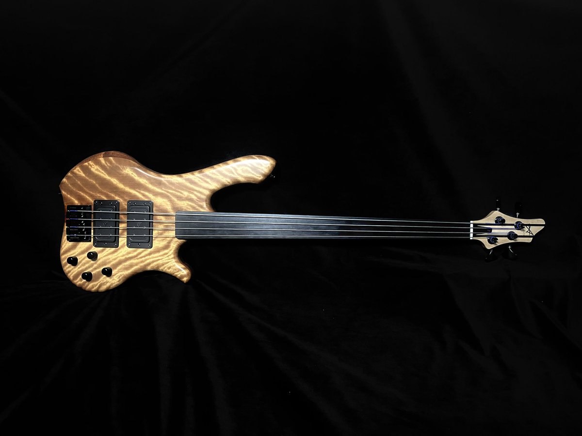 asterguitars's tweet photo. Gemini 4 fretless
カスタムオーダーのフレットレスベース

楽器材では聞きなれない人も多いバーチ材ですがライフルのストックなどに使用されることで有名でその中でも一級品の杢もさることながらボディのマホガニー、指板のエボニーも選び抜かれた一本です。 https://t.co/5L5K2vk7s5