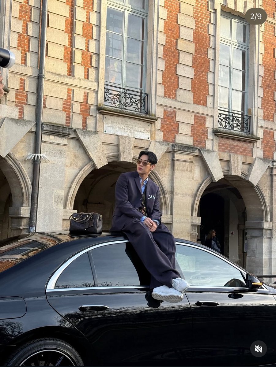 ในไอจี เฮโลลงหลายรูปเลย เพราะไม่รู้จะเลือกรูปไหน เพราะหล่อทุกมุม✨

#BamBamxLVMenFW26
#BamBam #LVMenFW26 #LouisVuitton 
<a href="/BamBam1A/">BamBam</a> <a href="/LouisVuitton/">Louis Vuitton</a>