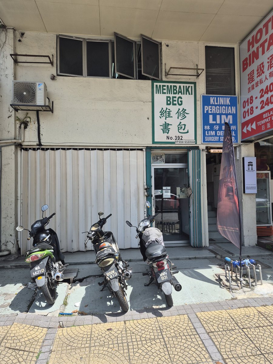 azmanrocks's tweet photo. Warga KL yang nak repair beg, boleh singgah kedai ni. A hole in the wall along Jalan Pudu, dekat dengan jejantas Majestic.

Hantar 8 bagpack untuk repair zip tercabut, strap tetas atau putus. Total bayaran cuma RM85. https://t.co/UhW2cO6QZG