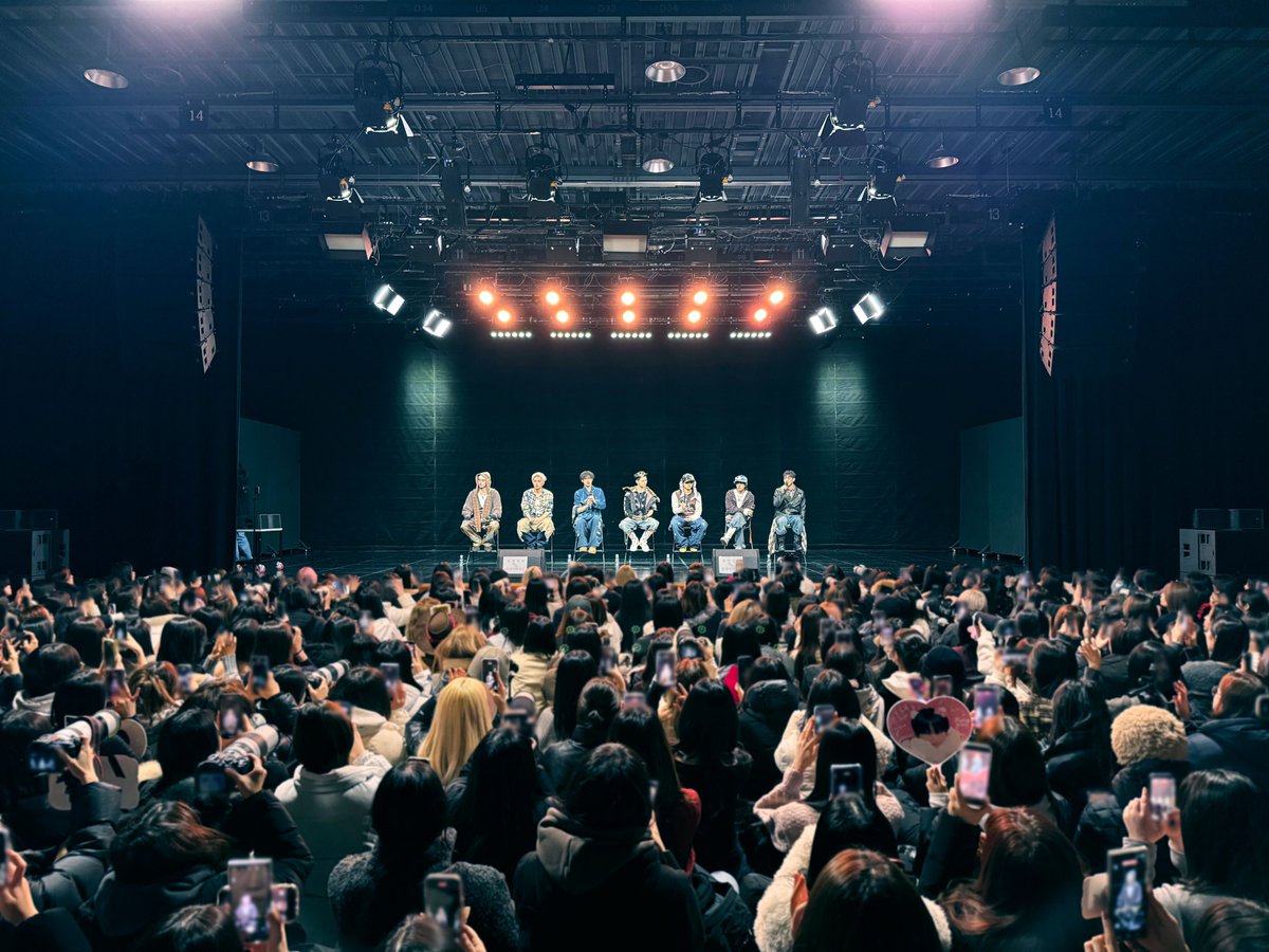 ENHYPEN's tweet image. [#오늘의ENHYPEN] 엔진들 함성으로 큰 에너지 얻은 무대, 미니 팬미팅까지 너무 좋았다❣️ 지켜주는 엔진 덕분에 오늘도 힘 가득 충전~! 내일도 기대해줘요 🥰  #260124 @ 쇼 음악중심