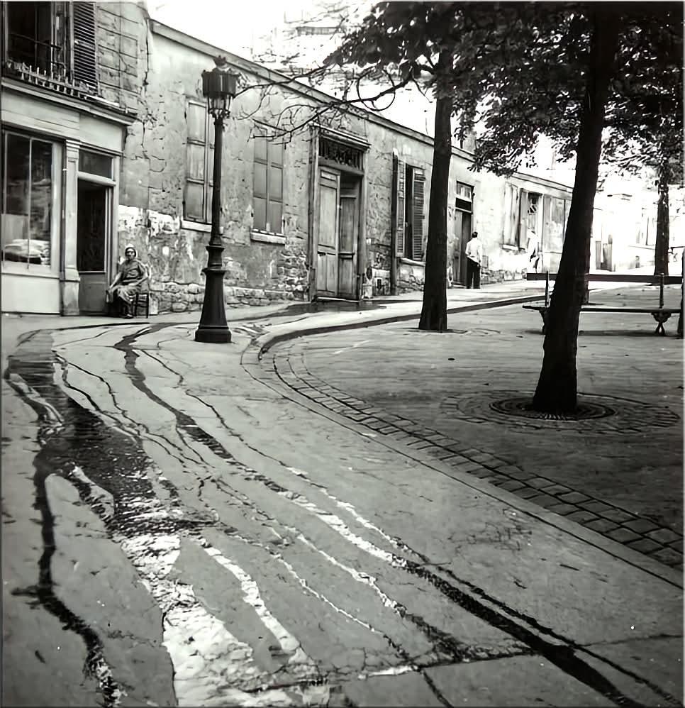 ParisAMDParis's tweet image. Bonjour. 

📸 Dora Maar. 
Le Bateau-Lavoir, Montmartre 
1935. Paris 18e 
La cité des artistes