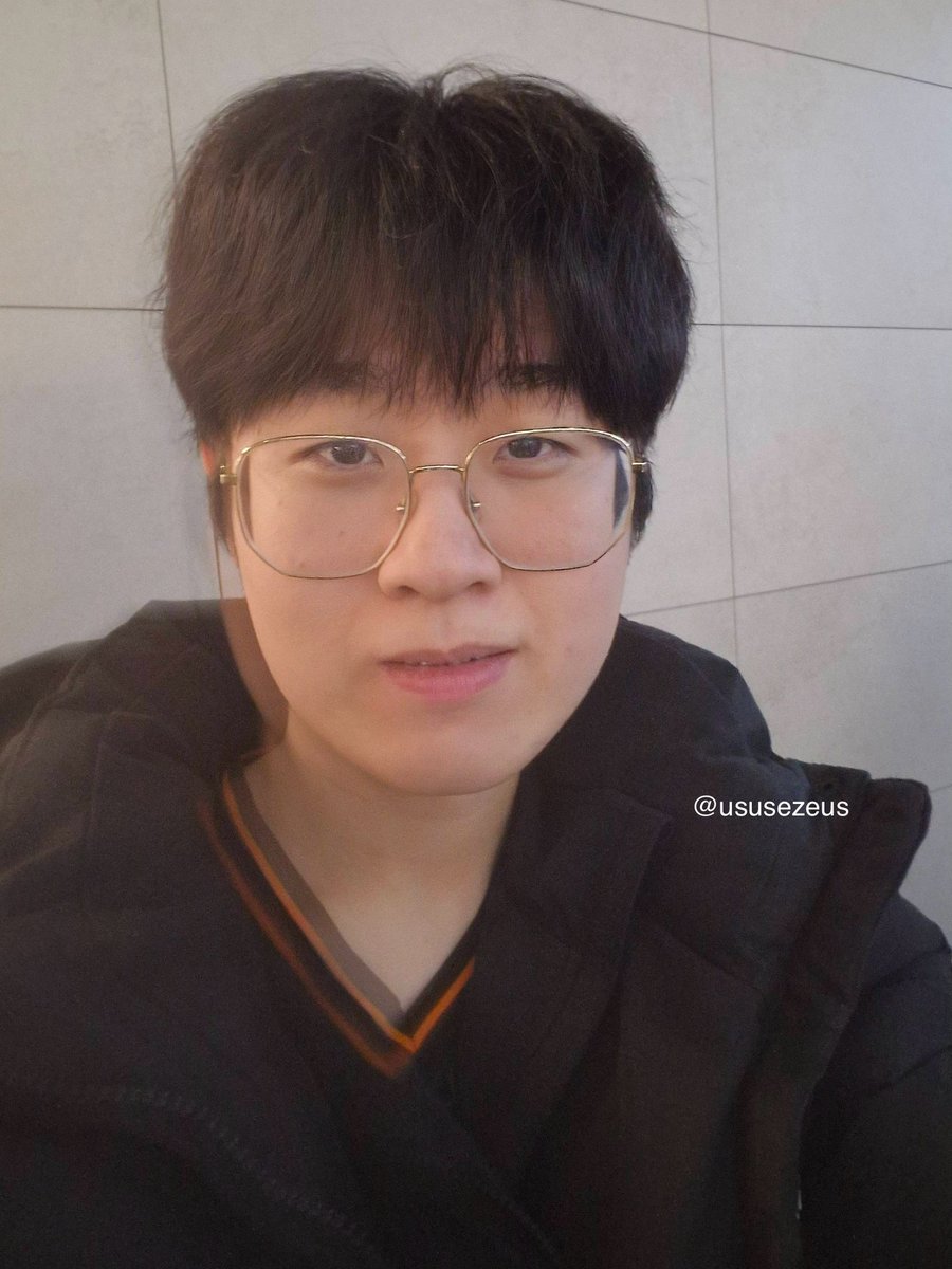 친구들이 요번에 하딜 갔다가 우제 봤다고 사진 보내줬어요 ( ᵕ̩̩ㅅᵕ̩̩ )

#Zeus #제우스