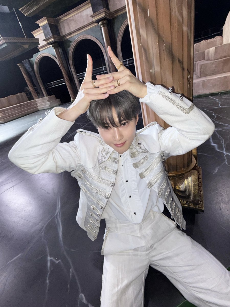 weareoneEXO's tweet image. Crown 👑

#EXO #엑소 #weareoneEXO
#Crown #REVERXE