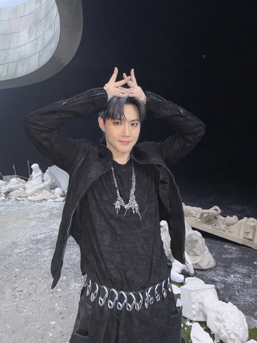 weareoneEXO's tweet image. Crown 👑

#EXO #엑소 #weareoneEXO
#Crown #REVERXE