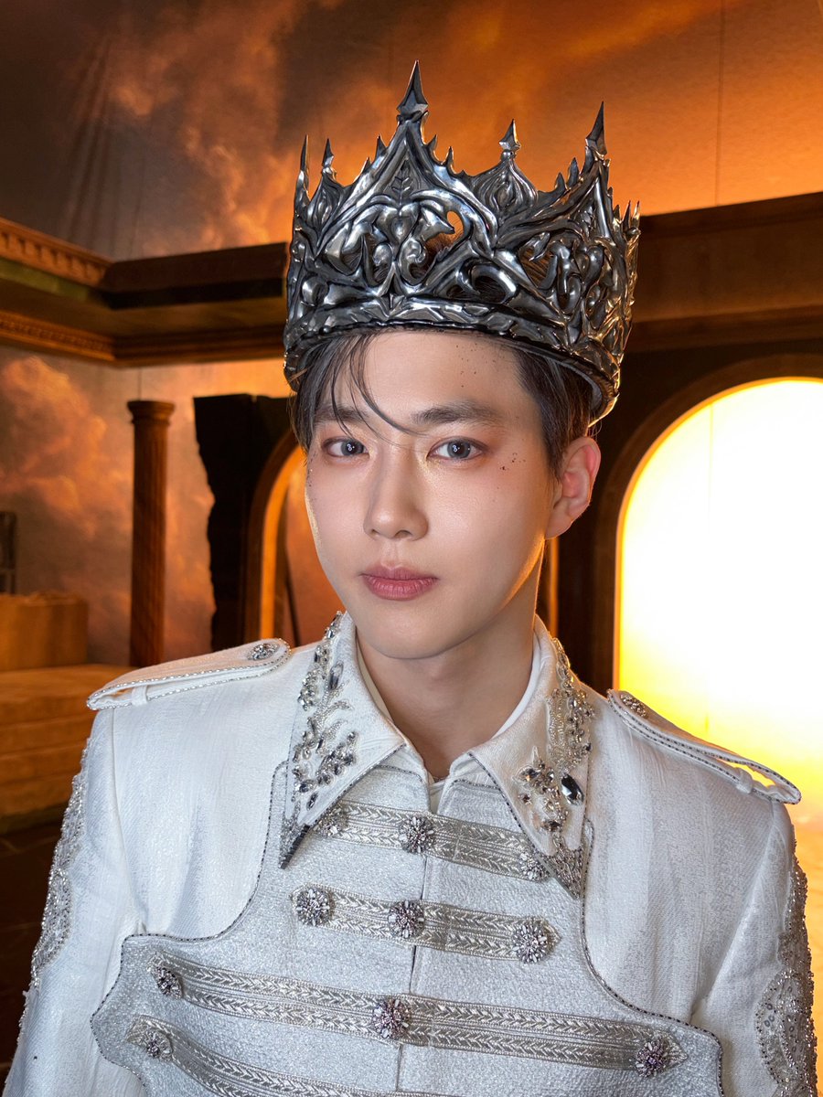 weareoneEXO's tweet image. Crown 👑

#EXO #엑소 #weareoneEXO
#Crown #REVERXE