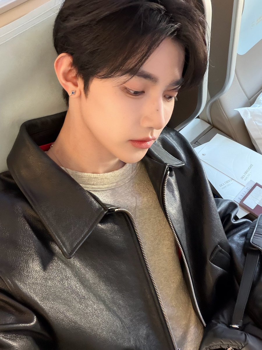 가죽자켓 이정도로 잘어울릴거 아니면 입지말자