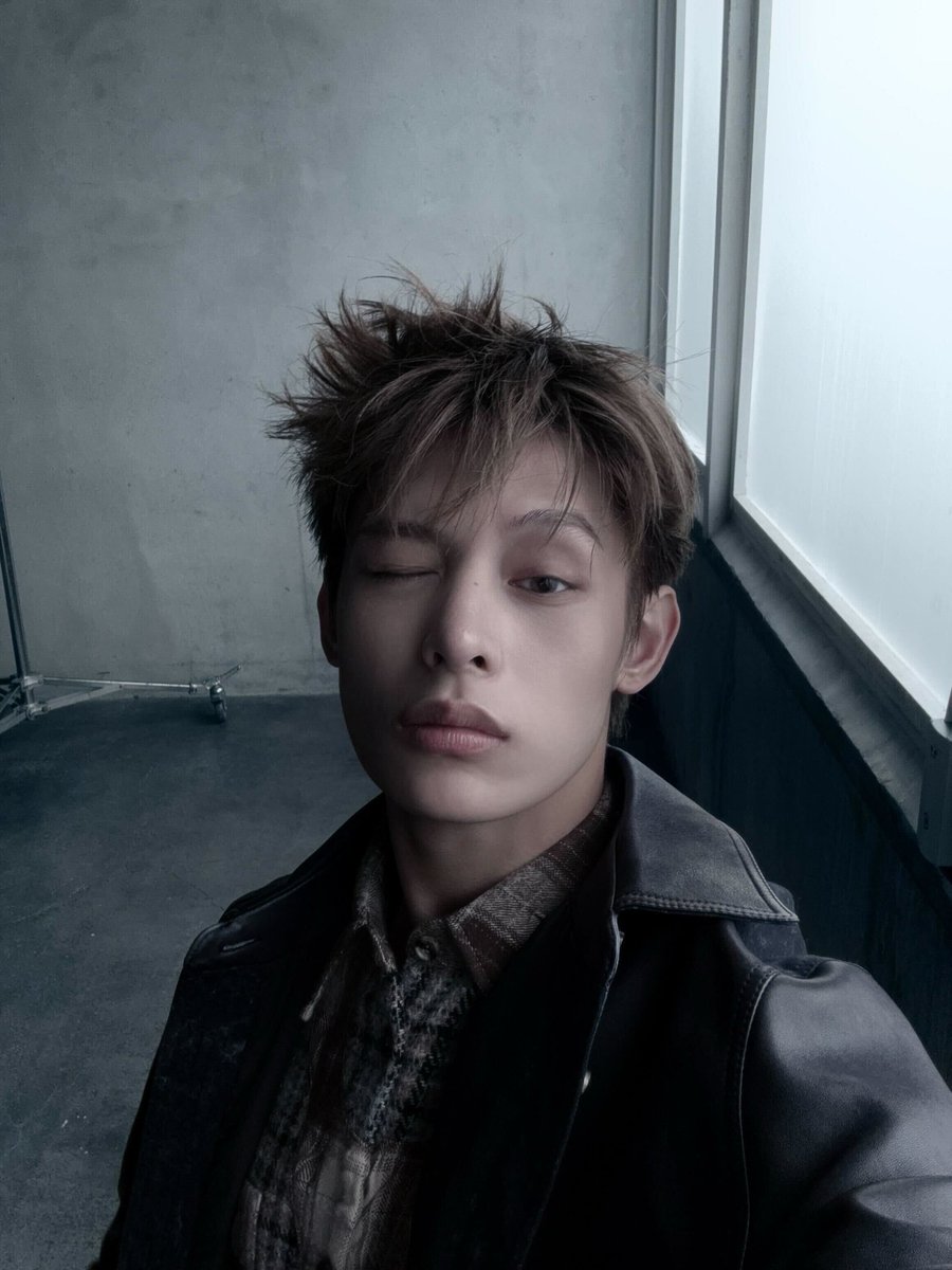 voidlatte's tweet image. mau layout james cortis yang cocok pake foto ini sama katalog yg mana #zonauang #zonajajan