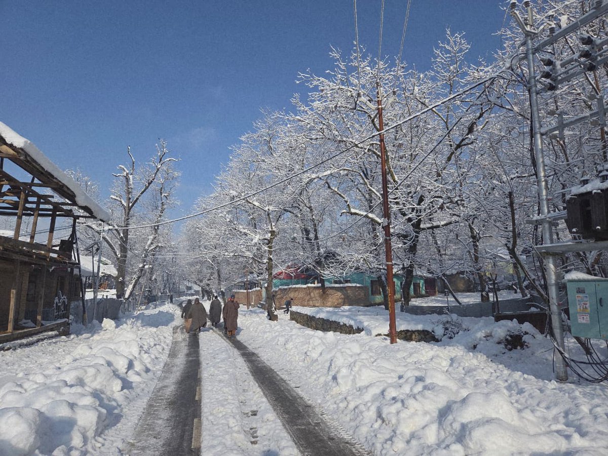 KashmirLife's tweet image. Kupwara: Snowfall 2026 

Snow blankets #Kupwara as #KashmirLife’s #HilalShah captures the season’s first moments, documenting daily life amid falling flakes and winter calm. See photos
