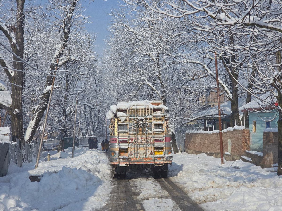 KashmirLife's tweet image. Kupwara: Snowfall 2026 

Snow blankets #Kupwara as #KashmirLife’s #HilalShah captures the season’s first moments, documenting daily life amid falling flakes and winter calm. See photos