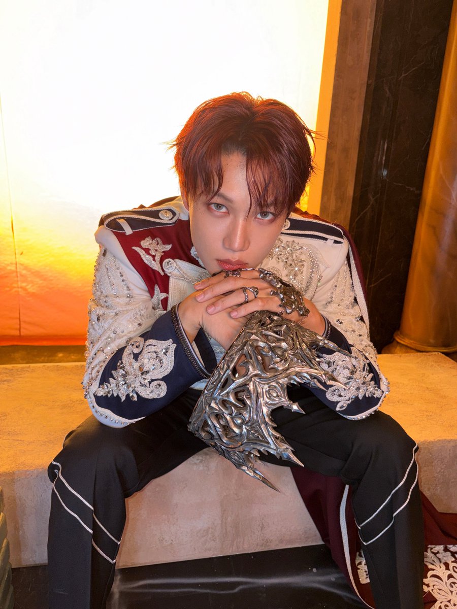 weareoneEXO's tweet image. 기꺼이 받을 Crown

#EXO #엑소 #weareoneEXO
#Crown #REVERXE