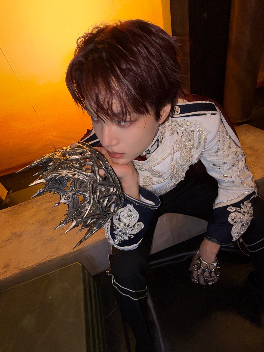 weareoneEXO's tweet image. 기꺼이 받을 Crown

#EXO #엑소 #weareoneEXO
#Crown #REVERXE