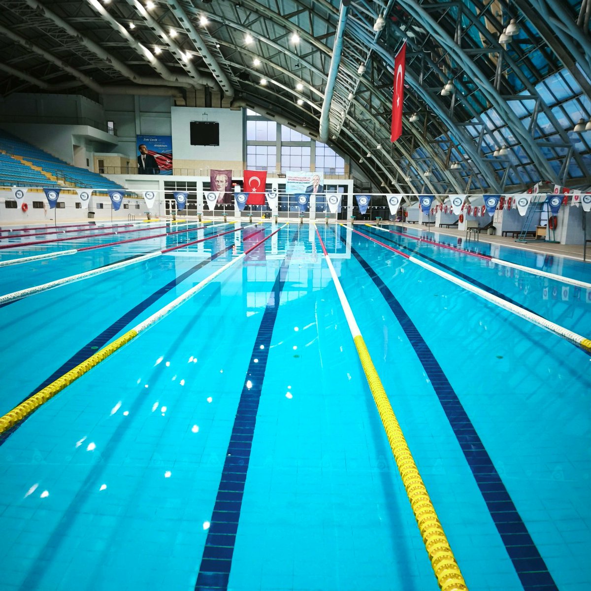 Yüzme, hem bedeni hem de zihni aynı anda çalıştıran en etkili spor dallarından biridir. Suyun kaldırma kuvveti sayesinde eklemlere binen yük azalır; bu da yüzmeyi her yaştan insan için güvenli ve sürdürülebilir bir egzersiz hâline getirir. #swim #swimming #swimmingpool  #yüzme